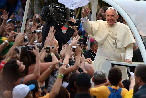 JMJ Rio2013: Papa Francisco no papamóvel saúda fiéis &#8211; fr