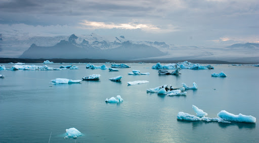 icebergs floating in Jokulsarlon glacial lagoon &#8211; fr