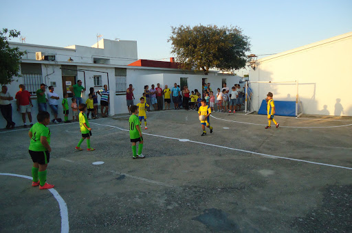 Kids playing soccer in a schoolyard &#8211; fr