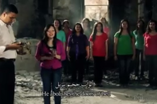 jeunes coptes qui cvhantent dans une église en ruine