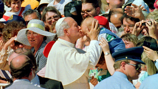 John Paul II and the children &#8211; fr