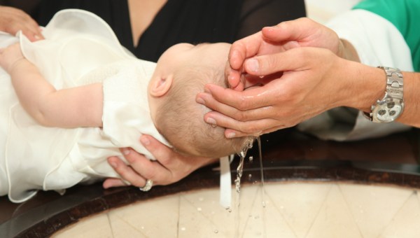 Bébé se faisant baptisé