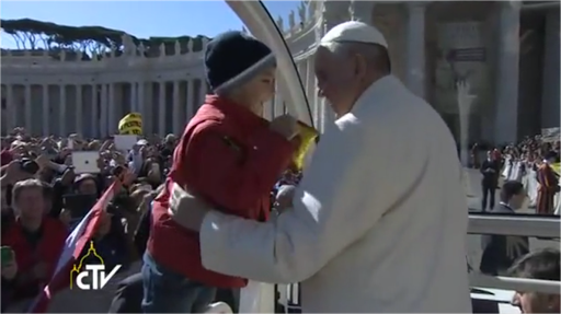 Un petit garçon offre un paquet de chips au pape François