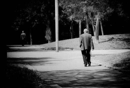 old men walk &#8211; fr