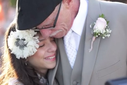 Un père atteint d’un cancer accompagne sa fille de 11 ans à l’autel