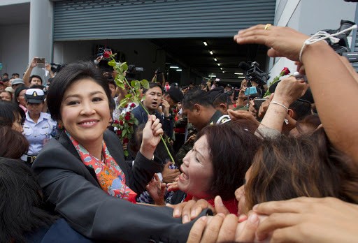 Yingluck Shinawatra and supporters &#8211; fr