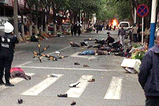 CHINA, Ürümqi : Victims of a bombing lie on a street