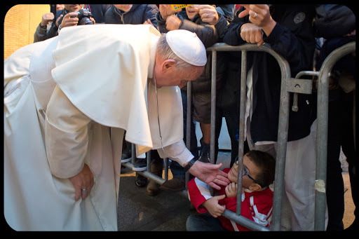 pape François caressant un petit enfant