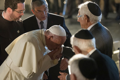 Le pape François baisant la main de juifs