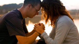 Couple praying together – fr
