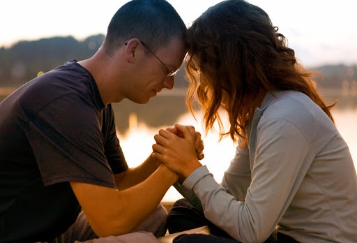 Couple praying together &#8211; fr