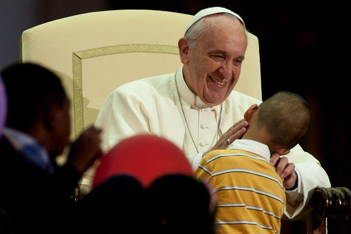 Le pape François avec un enfant