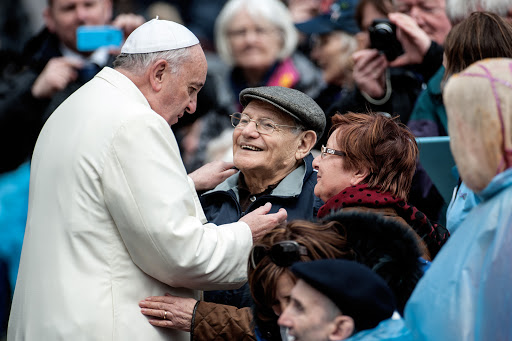 Pope Francis blesses an elderly couple &#8211; fr