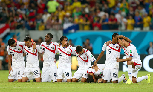 The Costa Rica soccer team praying during a match &#8211; fr