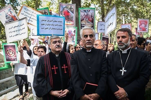Assyrians in Iran protest outside of the UN to help their fellow iraqi christians 01 &#8211; fr