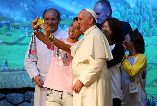 Pope takes selfie in Korea &#8211; fr