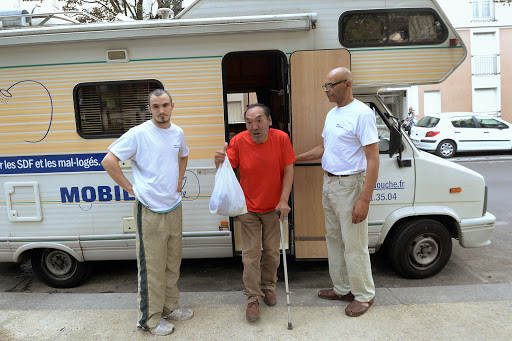 FRANCE, Paris : Volunteers of the « Mobil&rsquo; douche » (mobile shower) &#8211; fr