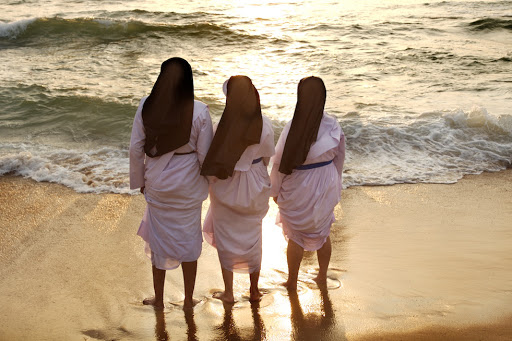 Nuns at the beach &#8211; fr