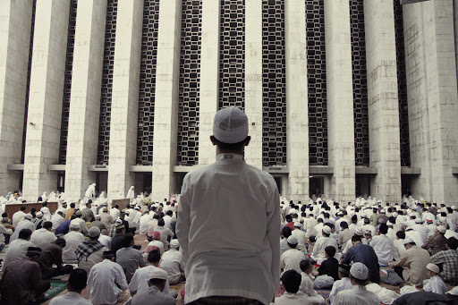 Muslim praying in the mosque &#8211; fr