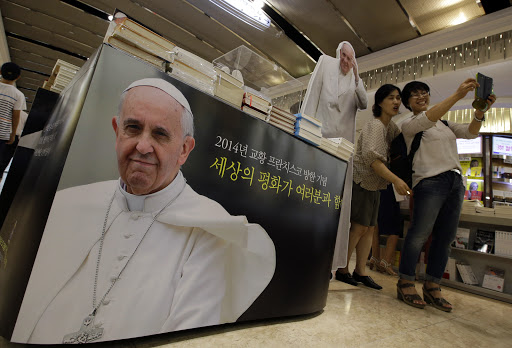 Koreans take selfies with Francis cutout &#8211; fr