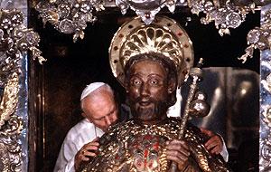 Juan Pablo II besa imagen de Santiago apostol &#8211; fr