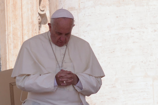 Pope Francis praying 2 &#8211; fr