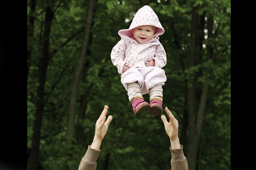 Baby flying in the park (bébé qui « tombe du ciel »)