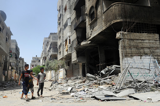 Gaza Residents Inspect Remains After Israeli Air Strikes &#8211; fr