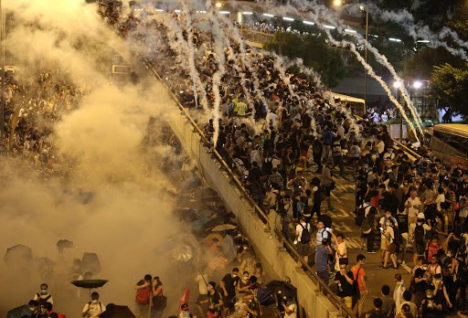 CHINA, HONG KONG : Police fire tear gas upon pro-democracy demonstrators
