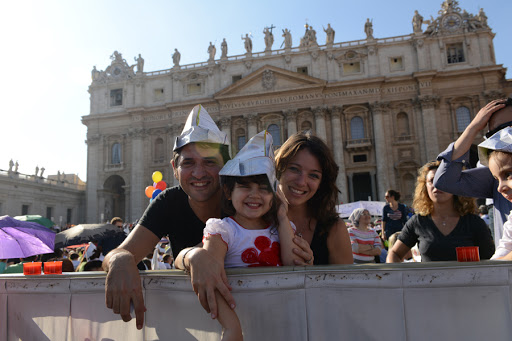 Family in St.Peter&rsquo;s Square &#8211; fr