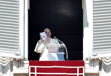 Pope with bible &#8211; fr