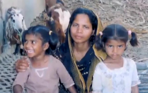 Asia Bibi with children &#8211; fr