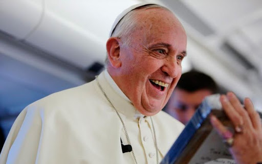 Papa Francisco recibe con emoción regalo de periodista francesa. &#8211; fr