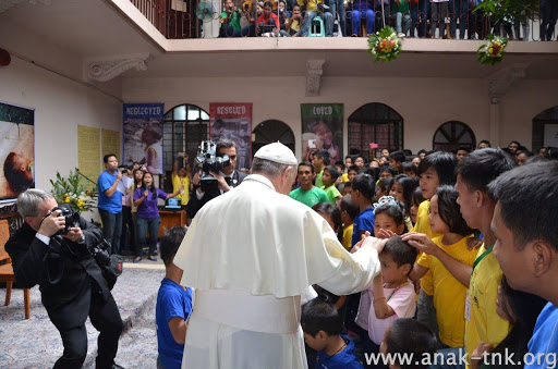 Pope with children Manilla