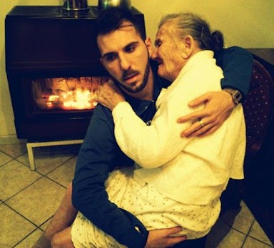 Foto dell&rsquo;anno, ragazzo con nonna &#8211; fr