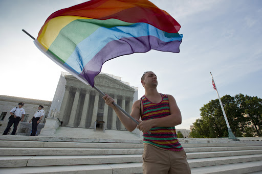 Gay rights advocate waves rainbow flag in front of US Supreme Court &#8211; fr