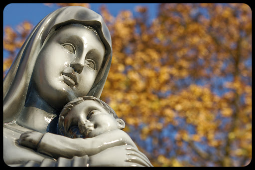 The Virgin Mary to The Child Jesus &#8211; © Racineur-CC &#8211; fr