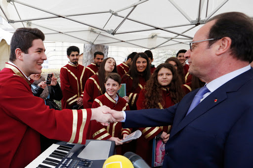 French President Francois Hollande (R) shakes hand with a young man during a ceremony to welcome Christian refugee families from the Middle East &#8211; AFP &#8211; fr