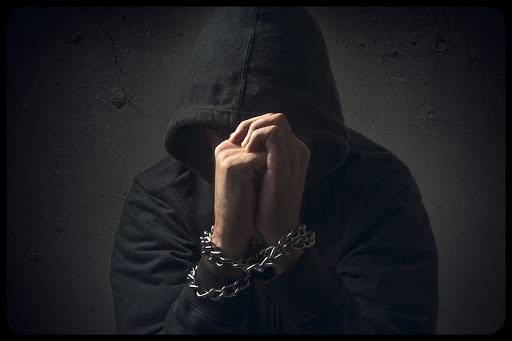 Hands in chains. Arrested man, prisoner, hostage, hopeless and powerless, drug addict, crime concept. &#8211; © igor.stevanovic / Shutterstock &#8211; fr