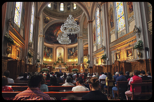 Interior of an unidentified church with people during the monday sermon © Madrugada Verde / Shutterstock &#8211; fr