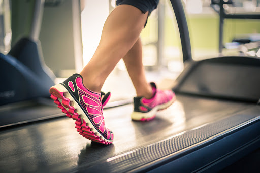 Fitness girl running on treadmill © Viktoria Gavrilina / SHUTTERSTOCK &#8211; fr