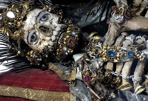 12 squelettes de saints sortis des catacombes de Rome