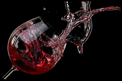 Red wine splash on black background © Mariyana M / Shutterstock &#8211; fr