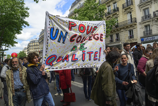 Protestors hold a placard reading For a quality high school during a protest against school reforms &#8211; AFP &#8211; fr