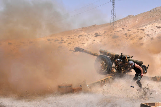 A Syrian army soldier fires artillery shells towards Islamic State (IS) group jihadists in northeastern Palmyra on May 17, 2015 &#8211; AFP &#8211; fr