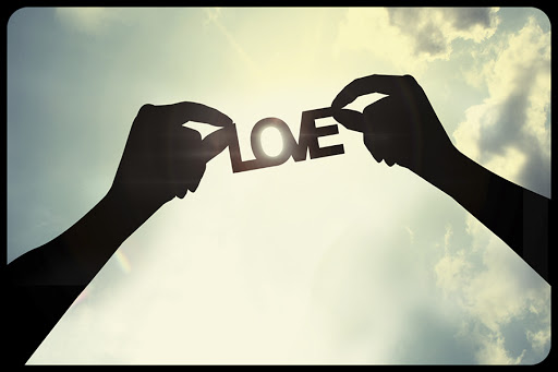 Holding a paper cut of love © 2jenn / Shutterstock &#8211; fr