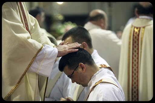 Rite of Ordination to the Priesthood © Zvonimir Atletic / Shutterstock.com &#8211; fr