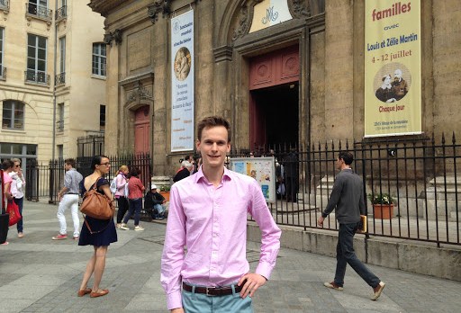 Thomas Delenda devant la basilique Notre Dame des Victoires