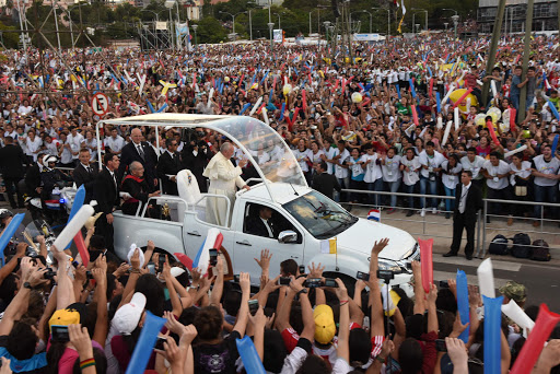 Papa Francisco saluda en el papa móvil. Paraguay &#8211; fr
