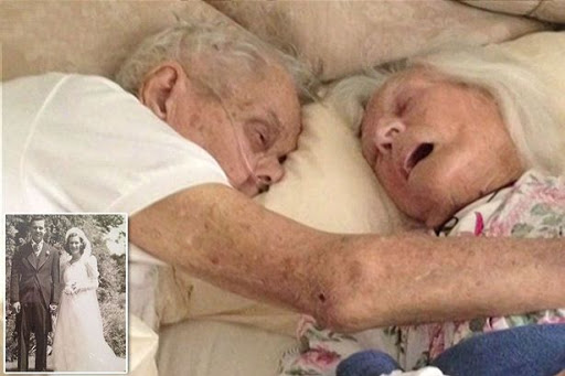 Anziani sul letto di morte abbracciati &#8211; fr